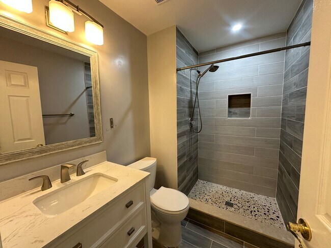 Building Photo - 2 bedrooms, 2.5 bathrooms