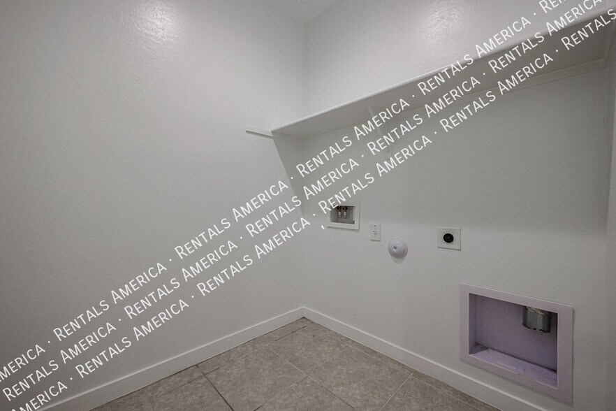 Building Photo - 9718 E Tahoe Ave