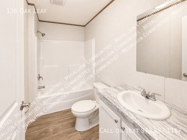 Building Photo - 136 Oak Leaf