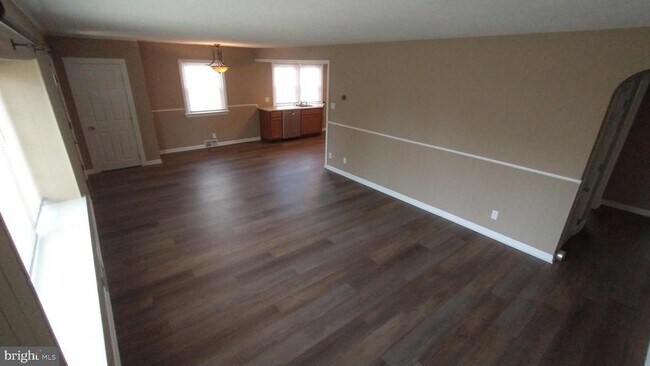 Building Photo - 1025 Oakwood Rd