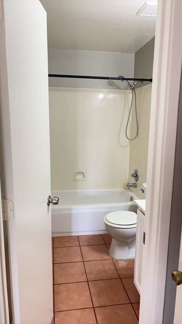 Building Photo - Beautiful 3 bedroom, 2 bath townhouse available