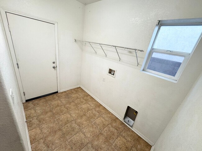 Building Photo - Spacious 5 bedroom home