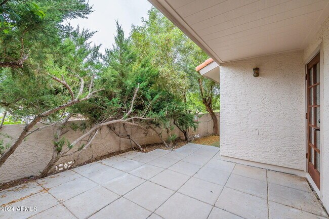 Building Photo - 7800 E Lincoln Dr