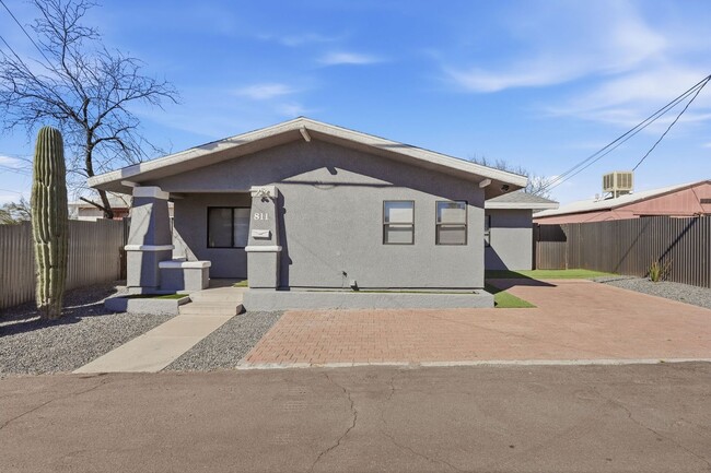 Building Photo - 811 E Caddie St