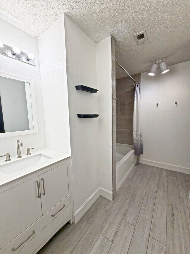 Building Photo - 1302 Whitegate