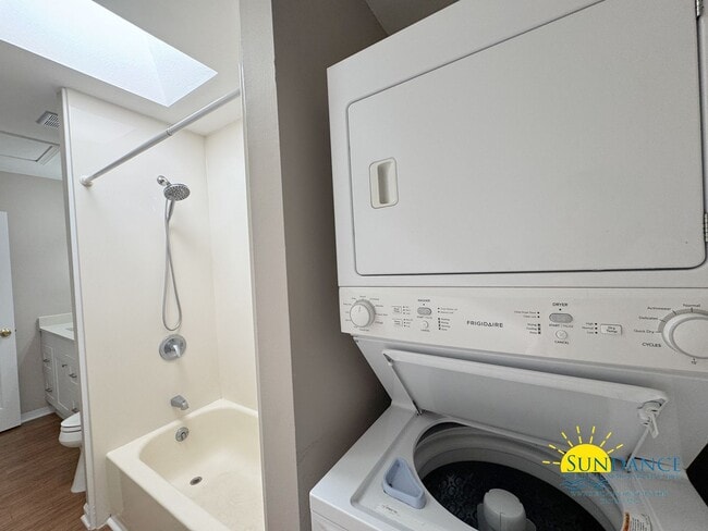 Building Photo - Charming 1BR Townhouse with Community Pool...