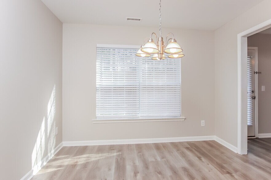 Building Photo - 1549 Pebble Ridge Dr