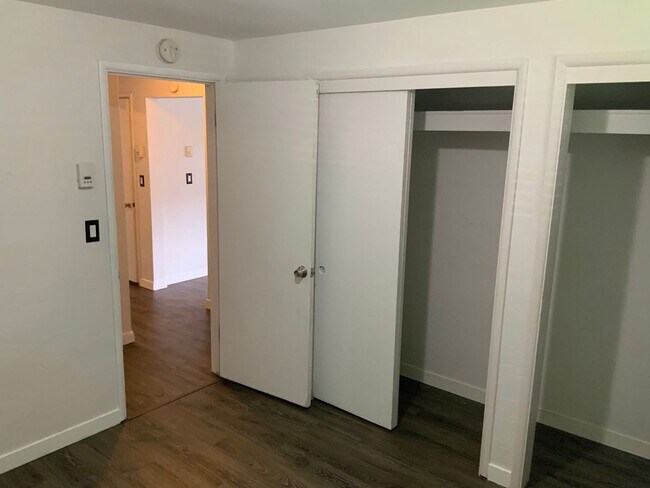 Building Photo - 2 Bedroom Off Coburg Rd.