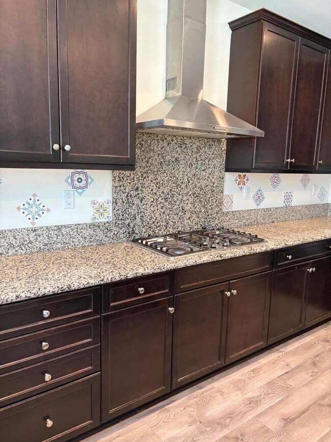 Building Photo - Beautiful 3-Bedroom, 2.5 bath in the  Glen...