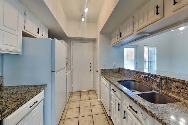 Building Photo - 3105 San Jacinto St