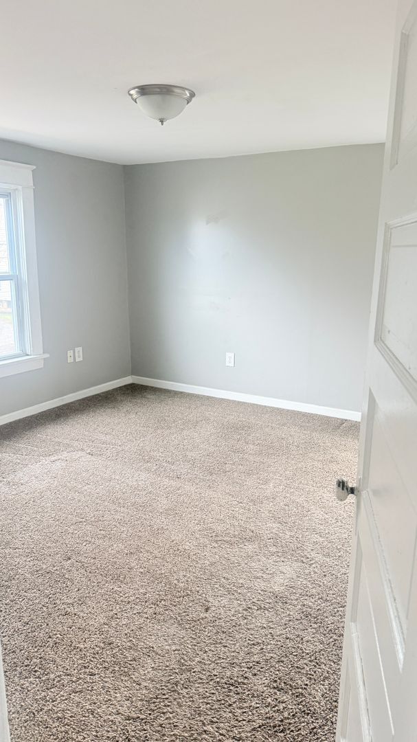 Building Photo - Large 3 bedroom Single Family Home READY NOW