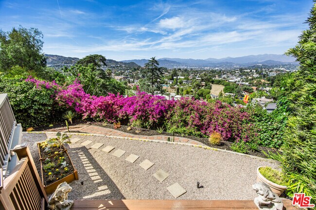 Building Photo - 2330 Ronda Vista Dr