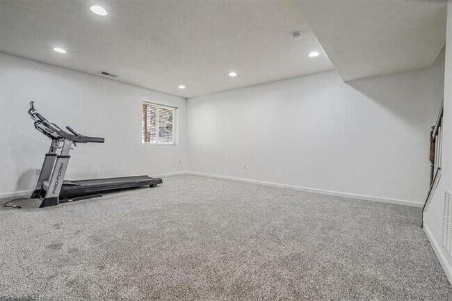 Building Photo - 8059 Hinsdale Ln