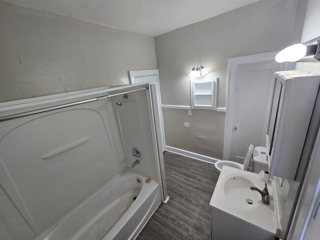Building Photo - 2 Bedroom House