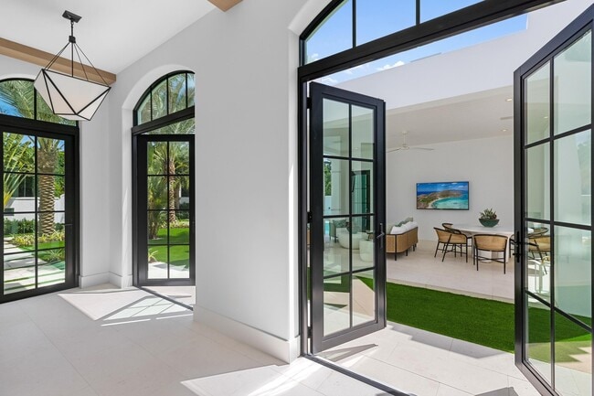 Building Photo - 734 S Ocean Blvd