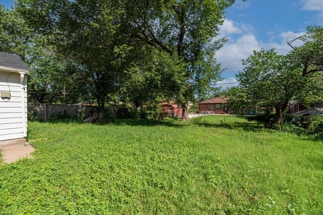 Building Photo - 1st MONTH FREE RENT! Charming 3 Bed 1 Bath In Quiet Neighborhood