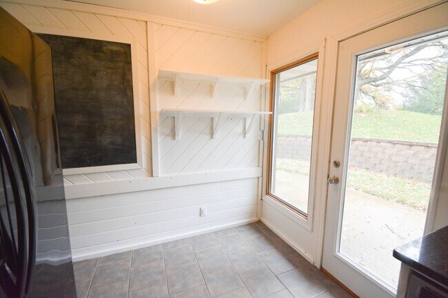 Building Photo - Charming 3-Bedroom Home with Walk-In Close...