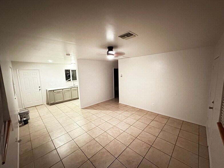 Building Photo - 1320 W Cochise Dr