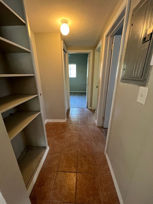 Building Photo - Spacious 3 bedroom 1 bathroom home with ni...