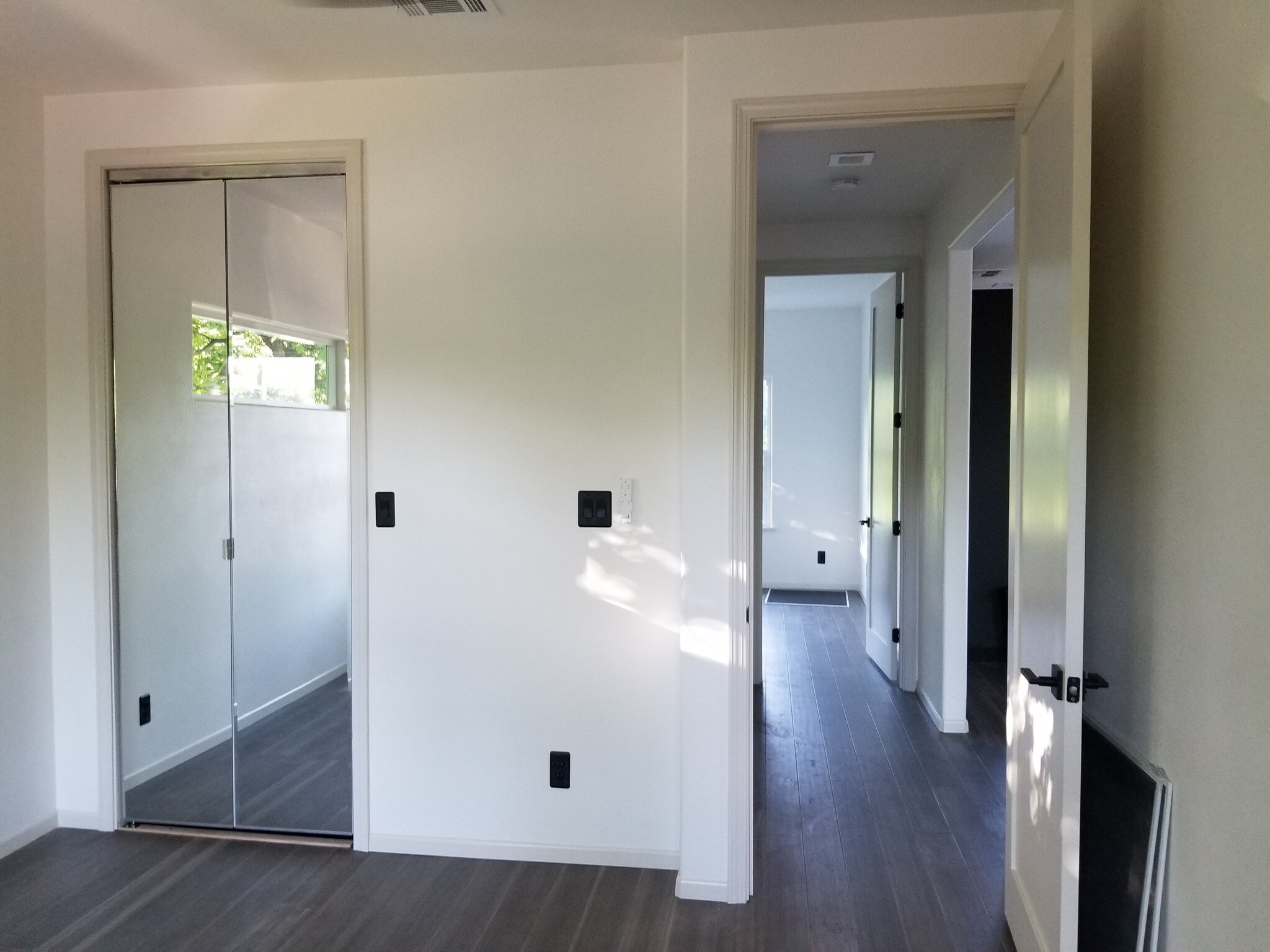 Upper Unit BR1 - 1008 E 49th St