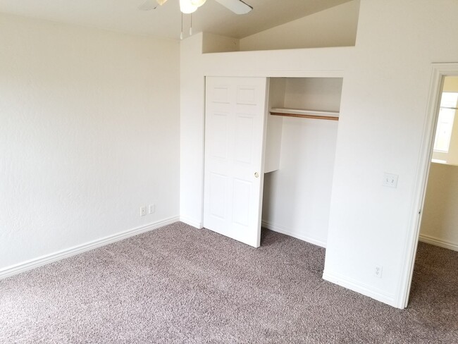 Building Photo - Westside 4 Bed, 2.75 Bath Townhouse w/Gara...