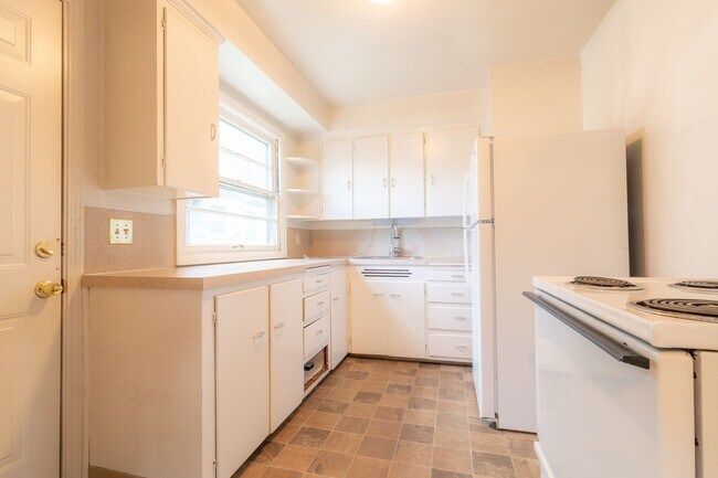 Building Photo - 5412-5420-5420 NE 9th Ave