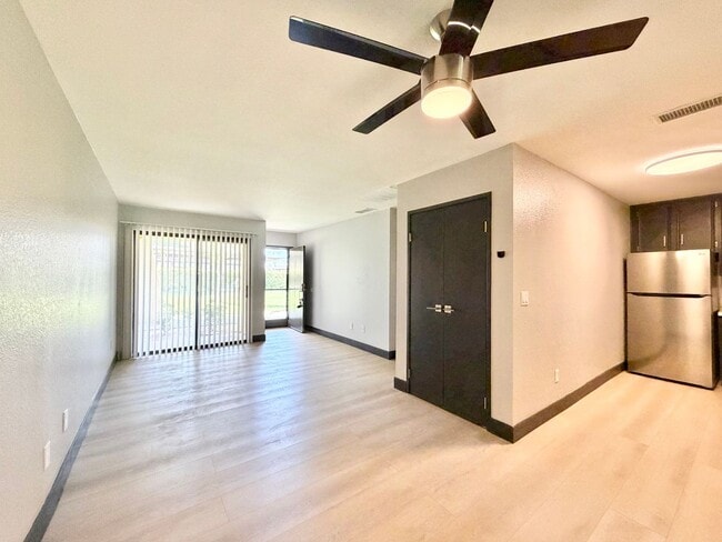 Building Photo - AVAILABLE NOW!! GORGEOUS 1 Bedroom 1 Bathroom - First Floor Condo in Palm Springs!!