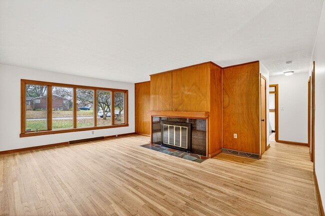 Building Photo - 3637 Sunset Dr