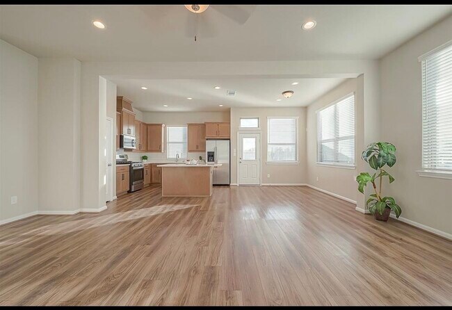 Building Photo - 8700 Laurel Crest Dr