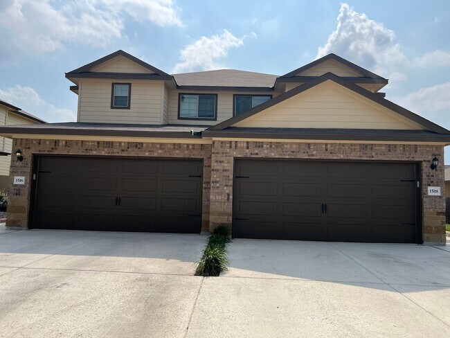 Building Photo - Luxury 3/2 Duplex in Seguin, Texas