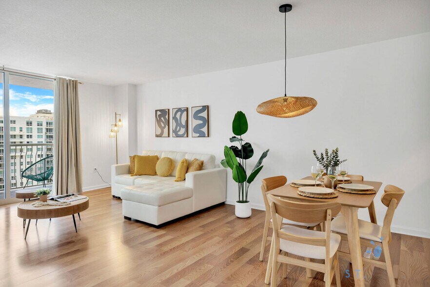 Building Photo - 1200 Brickell Bay Dr