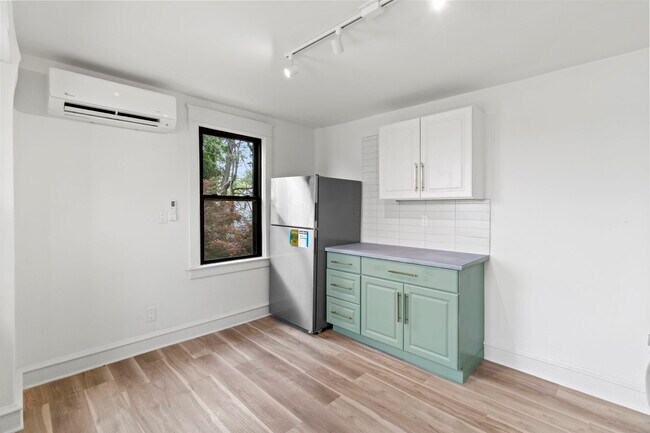 Building Photo - 10 E Marthart Ave