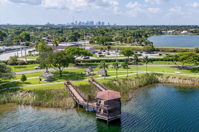 Building Photo - 113 Lake Emerald Dr