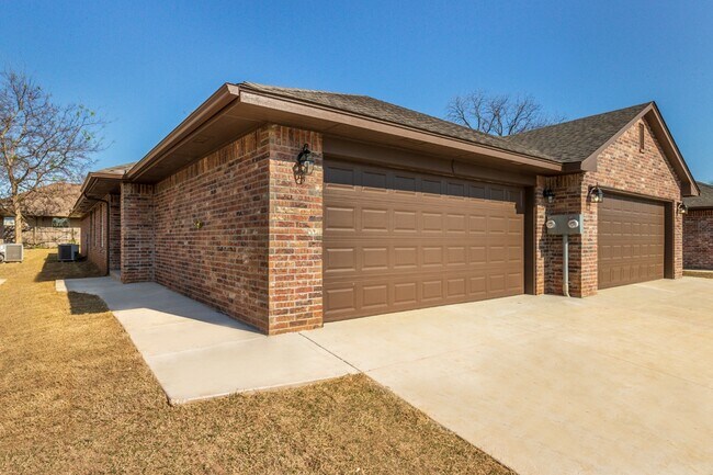 Primary Photo - 320 Chalk Hill Ct