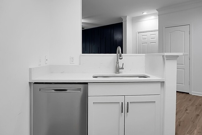 Building Photo - MOVE IN SPECIAL - 50% off First Month's Re...