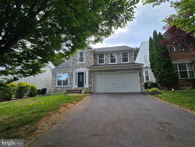 Building Photo - 832 Fox Den Rd