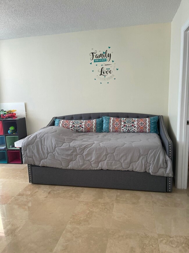 Building Photo - 1237 Hillsboro Mile