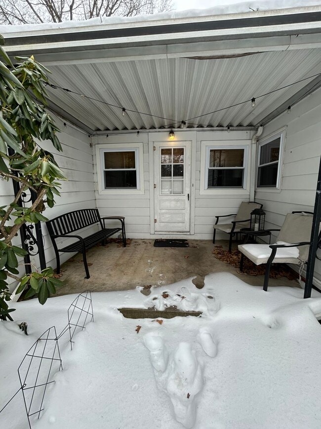 Building Photo - 4 Bed, 2 Bath House - ALL UTILITIES INCLUDED