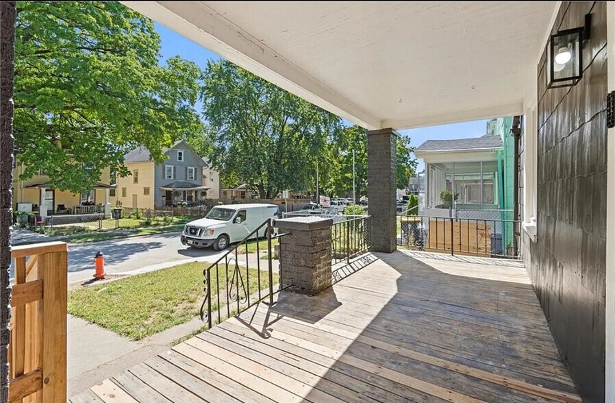 Primary Photo - 122 N White Ave