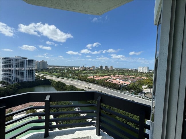 Building Photo - 3500 Mystic Pointe Dr