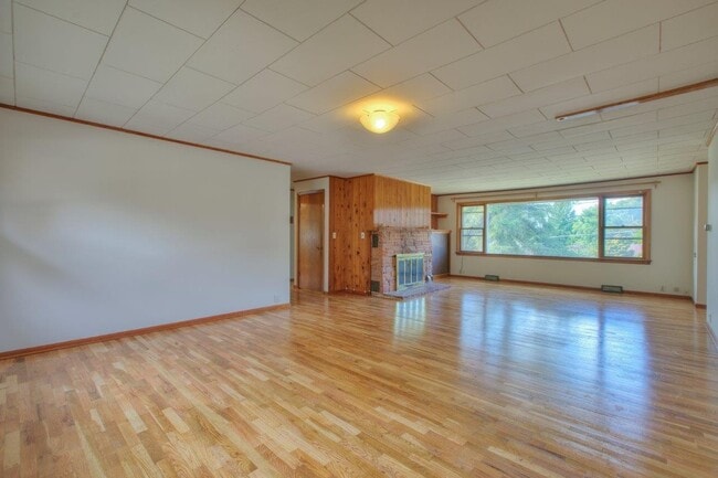 Building Photo - Convenient Location in Renton * Open House Sunday July 5th, 11:00am *