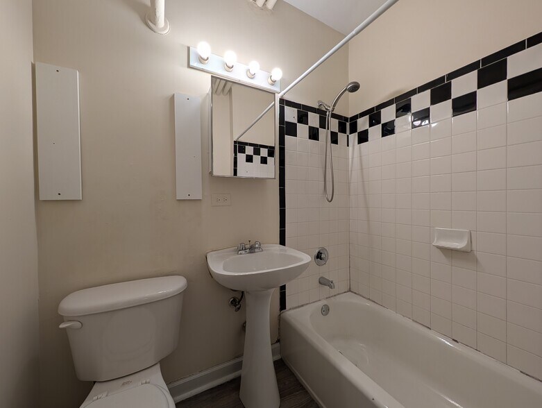 Building Photo - 957 W Cornelia Ave