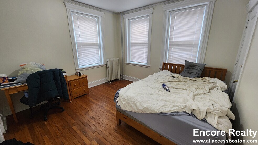 Building Photo - 352 Riverway