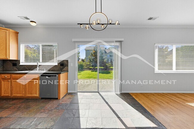 Building Photo - Spacious Home with Central AC and Washer/D...
