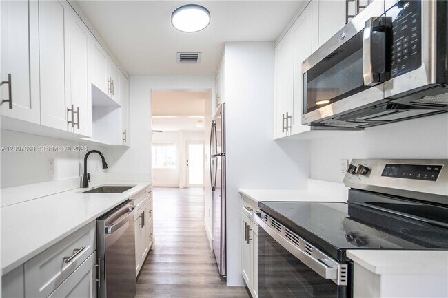 Building Photo - 725 81st St