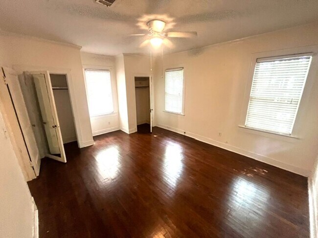Building Photo - Move in Special: 1/2 off First Month's Rent - Located in the incredible Belhaven Historic District