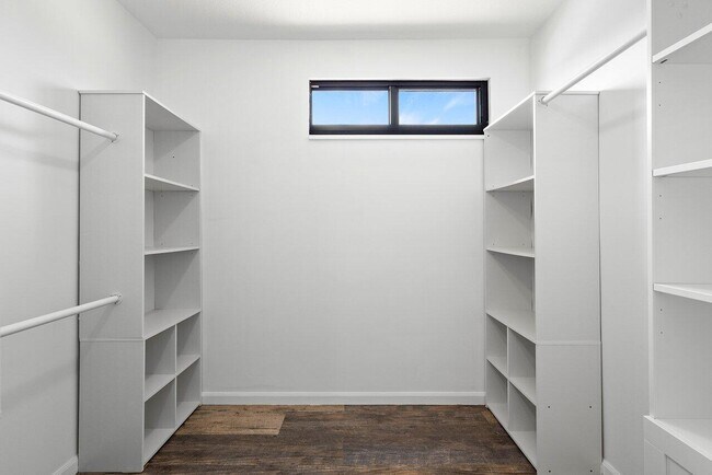 Building Photo - 10325 Hidden Springs Ct
