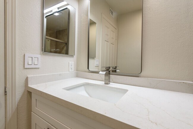 Building Photo - Your Newly Renovated Huntington Beach Oasi...