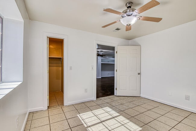 Building Photo - 8613 Kingsway Dr