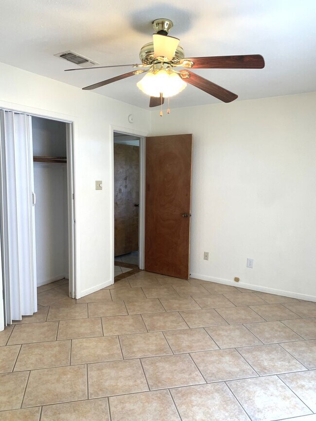 Building Photo - 2808 Persimmon Dr